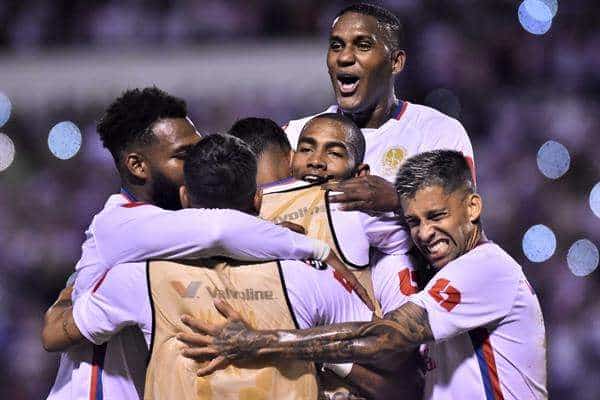 Jugadores del Olimpia celebran un gol anotado ante el Atlas hoy, durante un partido de ida de los octavos de final de la Liga de Campeones de la CONCACAF, entre Olimpia de Honduras y Atlas de México, en el estadio Olímpico Metropólitano de San Pedro Sula (Honduras). EFE/ José Valle