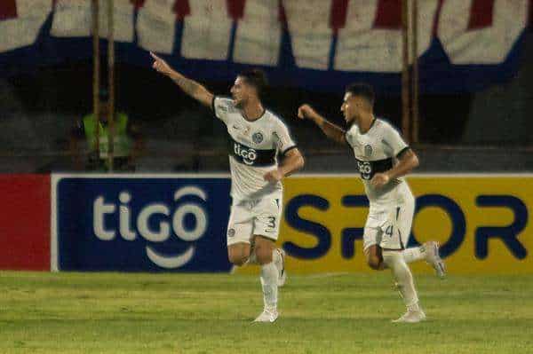 Alejandro Silva (i) de Olimpia festeja el primer gol ante Cerro hoy, en un partido ante Olimpia del Torneo Apertura paraguayo en el estadio Manuel Ferreira en Asunción (Paraguay). EFE/ Daniel Ñamandu