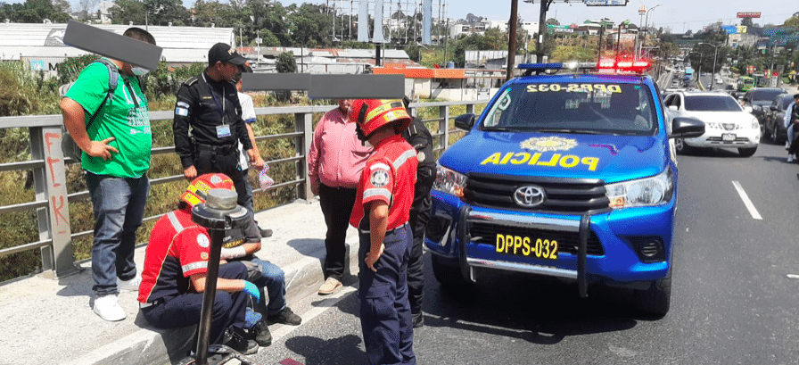 Hombre en estado de ebriedad intenta lanzarse del puente Belice