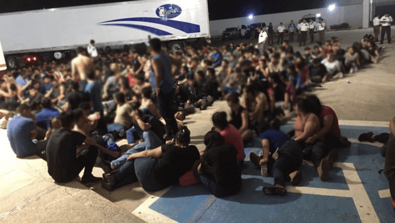 Abandonan dentro de tráiler a migrantes en su mayoría guatemaltecos en Veracruz, México.