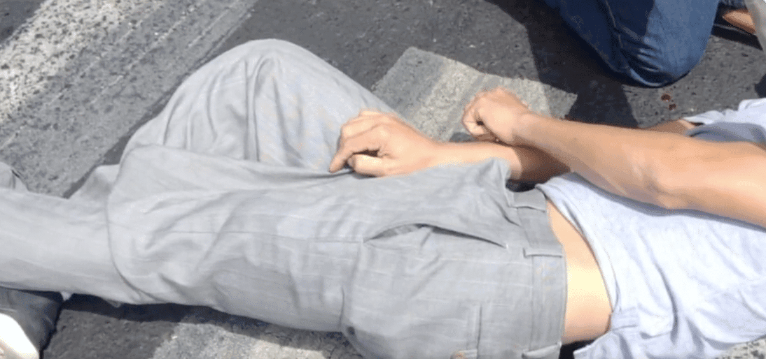 Taxi atropella a dos peatones en la avenida Hincapié