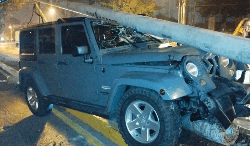 Múltiples accidentes dejan varios heridos, postes derribados y muertos