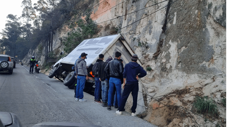 VIDEO | Accidente complica tráfico en la cuesta de la Villalobos