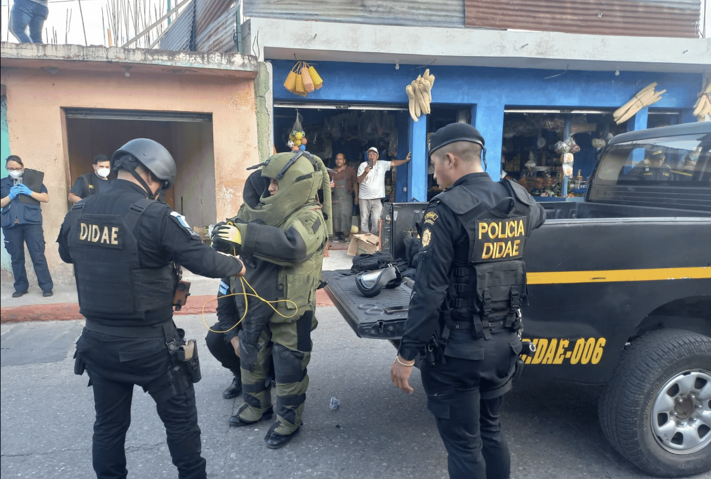 Evacúan a estudiantes en zona 18 por localización de un aparente explosivo