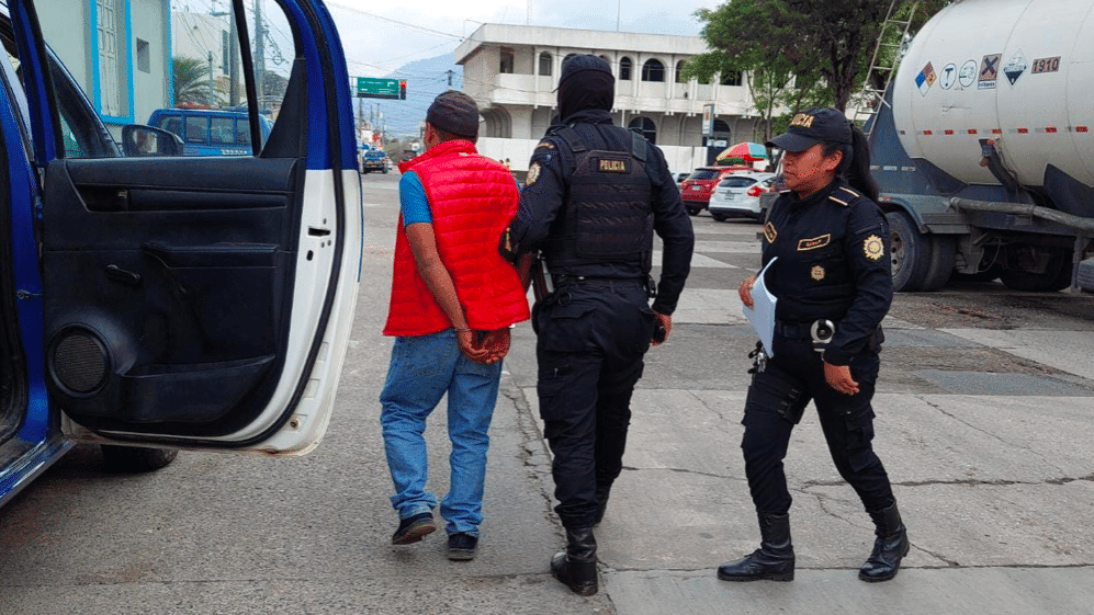 Violó a una mujer y le disparó al suegro que intentó defenderla