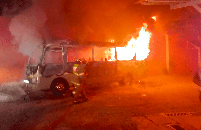VIDEOS | Microbús se incendia en al zona 18