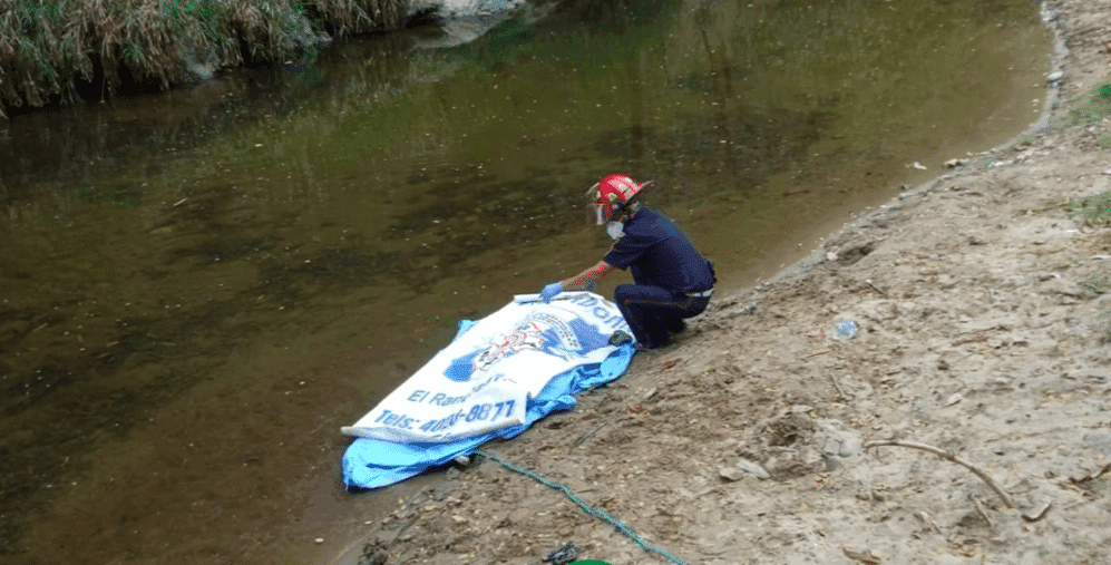 Atado de manos y pies, bomberos localizan cadáver de hombre a orillas de un río