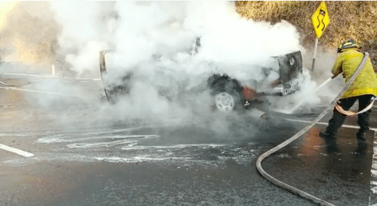 VIDEO | Vehículo se incendia ruta al Pacífico