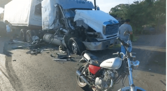 VIDEO | Triple colisión de cabezales complica paso ruta al Atlántico en Morales, Izabal