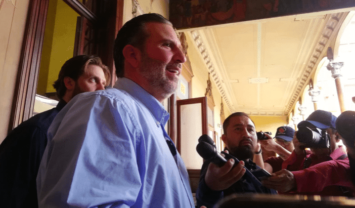 Elecciones 2023 | Roberto Arzú hace guardia en el TSE para insistir por sus credenciales