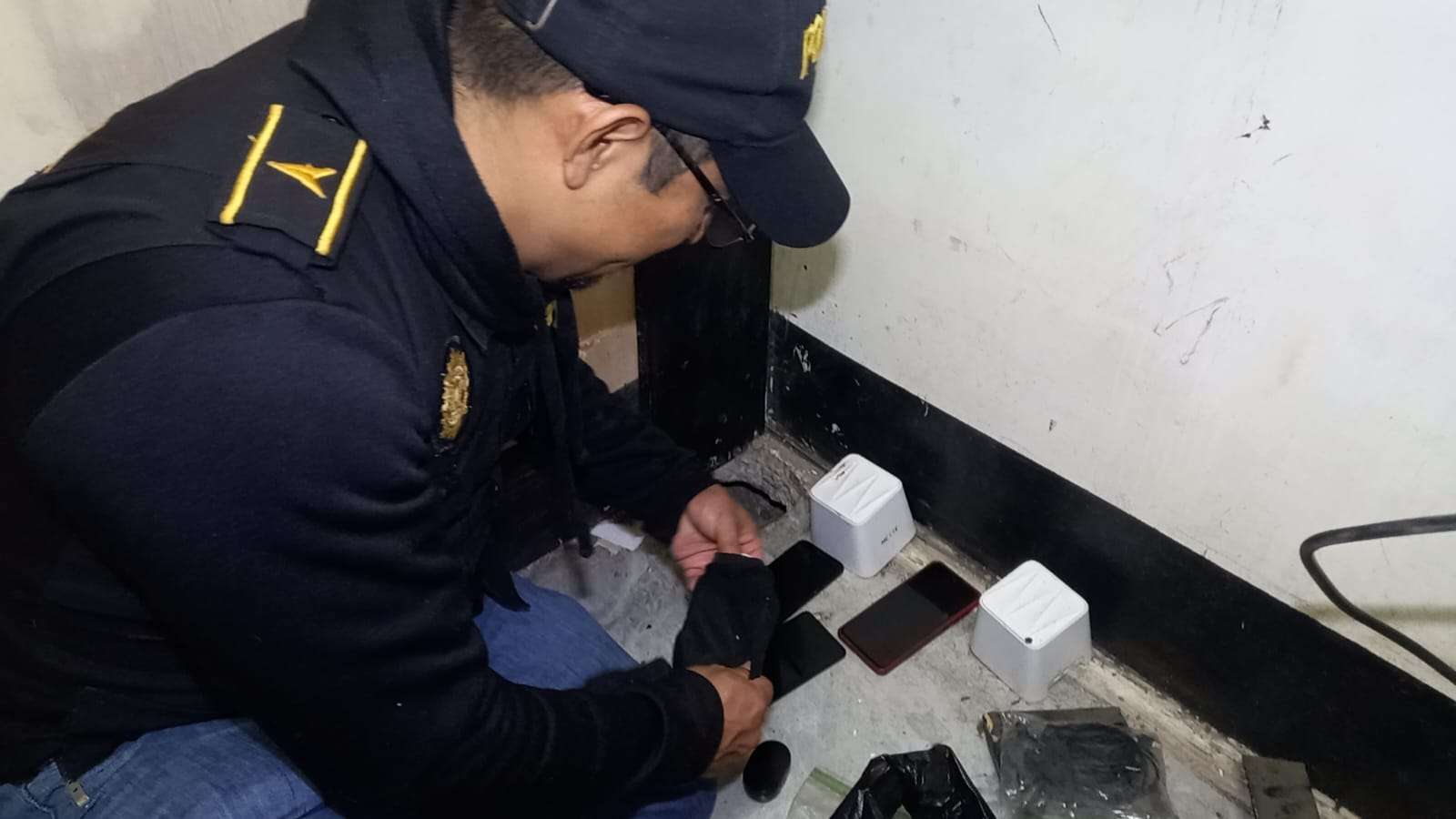 Pesas, celulares y hasta routers: Vea todo que decomisaron a presos en la cárcel de Pavón