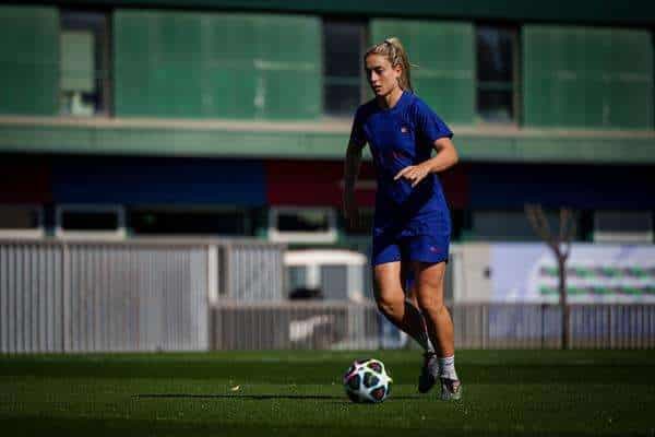 La capitana del Barcelona, Alexia Putellas, que sigue recuperándose de una lesión en el ligamento cruzado de la rodilla izquierda, ha empezado este lunes a realizar parte de trabajo con el grupo en el entrenamiento que el primer equipo azulgrana ha completado en la Ciudad Deportiva Joan Gamper. EFE/German Parga/FCB