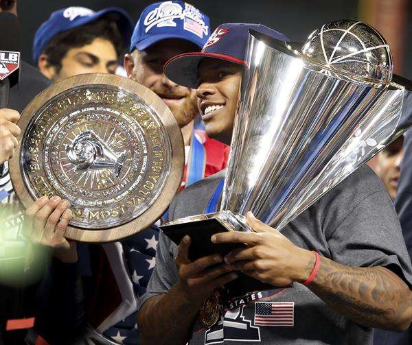 Fotografía de archivo, tomada el 22 de marzo de 2017, en la que se registró al beisbolista estadounidense Marcus Stroman al posar con el trofeo de campeones del Clásico Mundial de Béisbol, tras vencer a Puerto Rico en la final, en el estadio Dodger de Los Ángeles (California, EE.UU.). EFE/Paul Buck