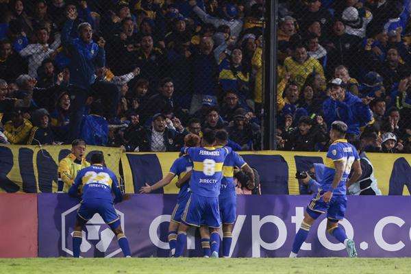 Jugadores de Boca Juniors de Argentina fueron registrados este martes, 18 de abril, al celebrar un gol que le anotaron al Deportivo Pereira de Colombia, durante un partido del grupo F de la Copa Libertadores, en el estadio La Bombonera, en Buenos Aires (Argentina). EFE/Juan Ignacio Roncoroni