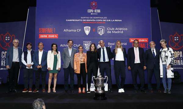 Foto de familia del presidente de la Real Federación Española de Fútbol, Luis Rubiales, (5d) tras la celebración del sorteo de la fase final de la Copa de SM la Reina que se jugará en el estadio municipal de Butarque de Leganés (Madrid). EFE/ RFEF/Eidan Rubio