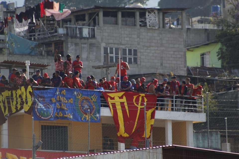 Aficionados de Municipal la banda del rojo