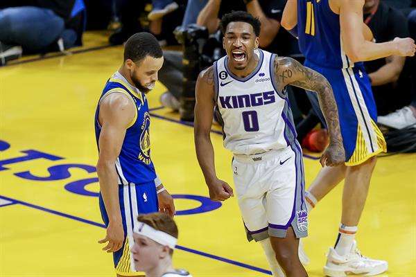 El escolta de los Sacramento Kings, Malik Monk (izq.), en acción en el juego 6 de la primera ronda de playoffs de la Conferencia Oeste, este 28 de abril de 2023. EFE/John G. Mabanglo