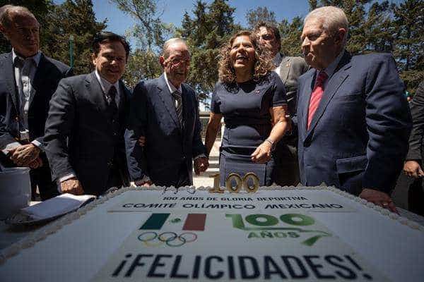 El medallista olímpico, Daniel Aceves (2i), el miembro honorario del Comité Olímpico Internacional, Olegario Vázquez Raña (c), la presidenta del Comité Olímpico Mexicano, María José Alcalá (2d), y el ex titular del COM, Carlos Padilla Becerra (d) parten el pastel por los 100 años del Comité Olímpico Mexicano hoy, en Ciudad de México (México). EFE/ Isaac Esquivel