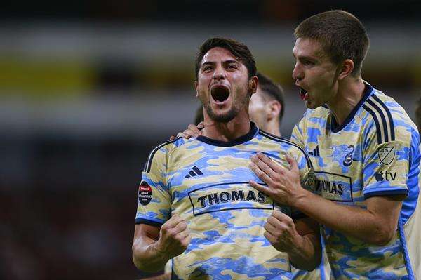 Jugadores del Philadelphia Union celebran su triunfo ante Atlas hoy, durante un partido de vuelta de los cuartos de final de la Liga de Campeones Concacaf disputado en el estadio Jalisco en Guadalajara (México). EFE/ Francisco Guasco