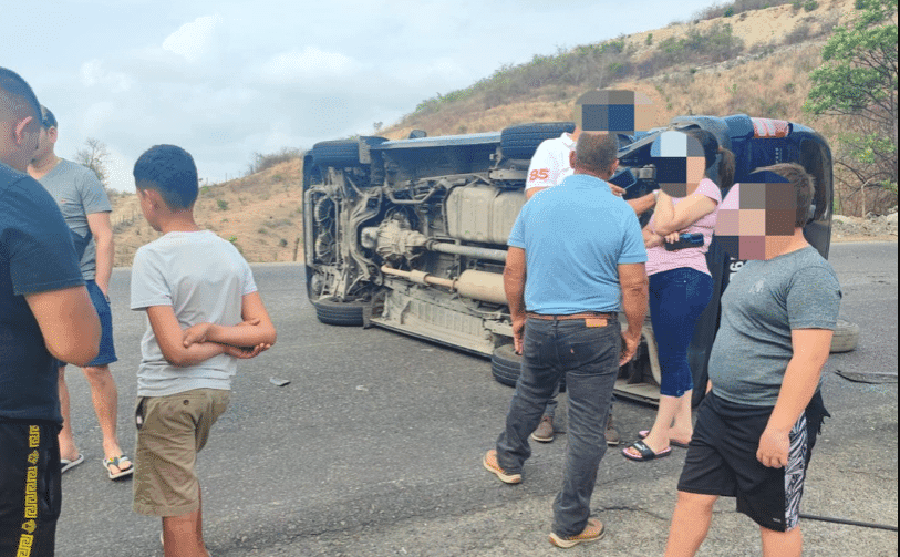 Choque de microbús y carro deja al menos 14 heridos en Chiquimula