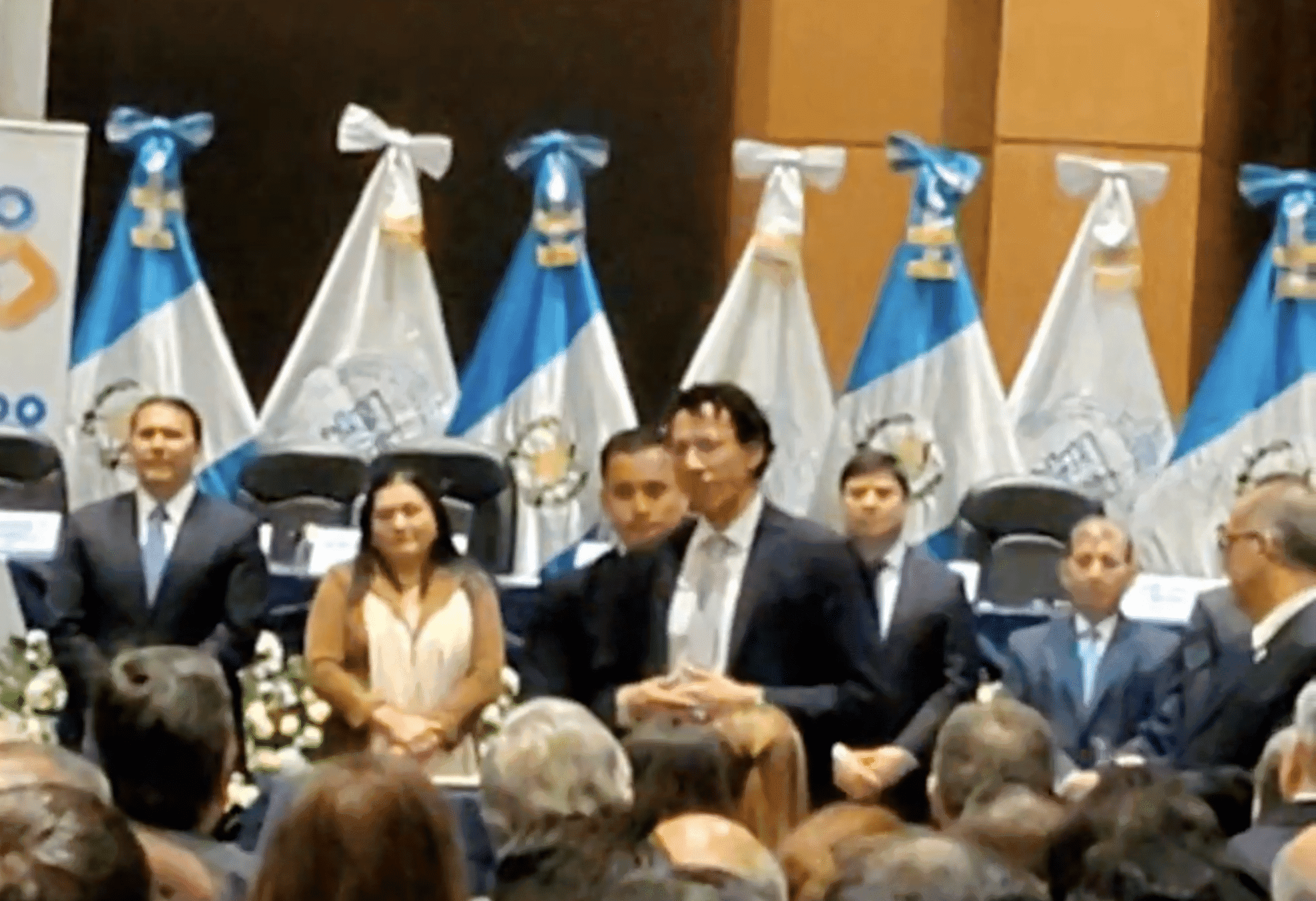 EN VIDEO | Políticos abuchearon a secretario general del partido VOS y lo expulsan de evento