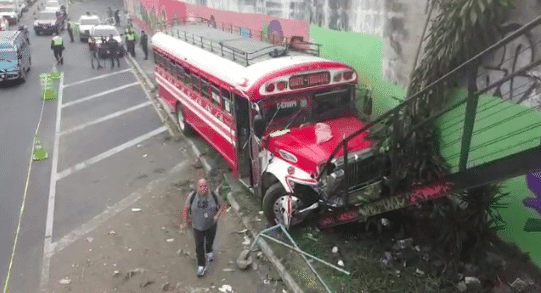 EN VIDEO | Bus sin frenos choca contra pasarela y mata a mujer que la usaba en Villa Nueva