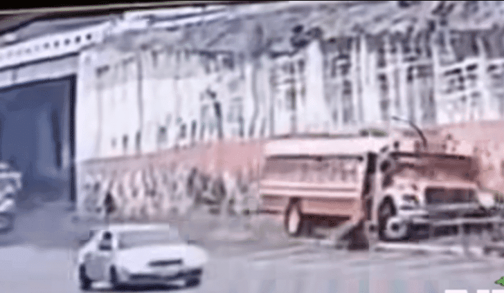 EN VIDEO| El momento exacto en que bus sin frenos arrolla a mujer en la Aguilar Batres