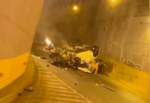 EN VIDEO | El momento en que jóvenes abandonan vehículo tras accidentarse en un viaducto de zona 10
