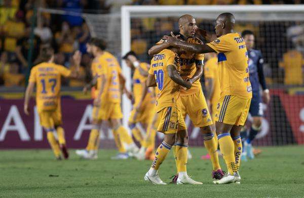 Los jugadores de Tigres celebran un gol ante Motagua de Honduras hoy, durante el partido de vuelta correspondiente a los cuartos de final de la liga de campeones de la CONCACAF, en el estadio Universitario de la ciudad de Monterrey (México). EFE/Miguel Sierra