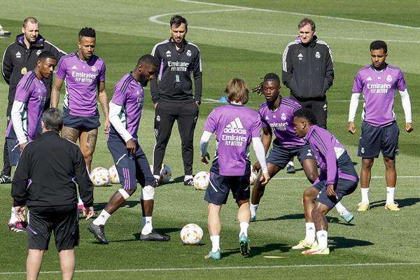 Los jugadores del Real Madrid, durante el entrenamiento del equipo, este martes en la ciudad deportiva de Valdebebas, con el que ultima su preparación para el partido del miércoles, correspondiente a la vuelta de las semifinales de la Copa del Rey frente al Barcelona. EFE/Chema Moya
