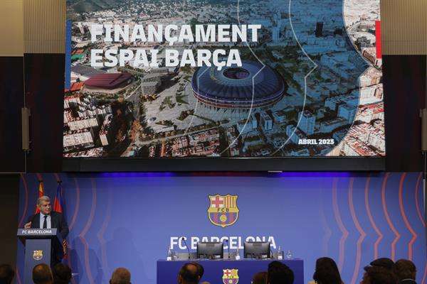 El presidente del Barcelona, Joan Laporta, durante su comparecencia ante los medios para dar detalles sobre la financiación de 1.450 millones de euros para ejecutar las obras del Espai Barça, el proyecto de remodelación del Spotify Camp Nou y sus aledaños.EFE/Quique García