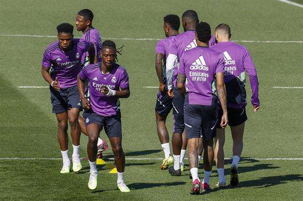 Los jugadores del Real Madrid durante el entrenamiento este viernes en la Ciudad Deportiva de Valdebebas, en Madrid.-EFE/Chema Moya
