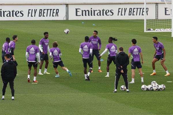 Sin Vinícius el Real Madrid entrena en Valdebebas para preparar su partido de la 37ª jornada de LaLiga Santander contra el Sevilla. EFE/ J.J. Guillén