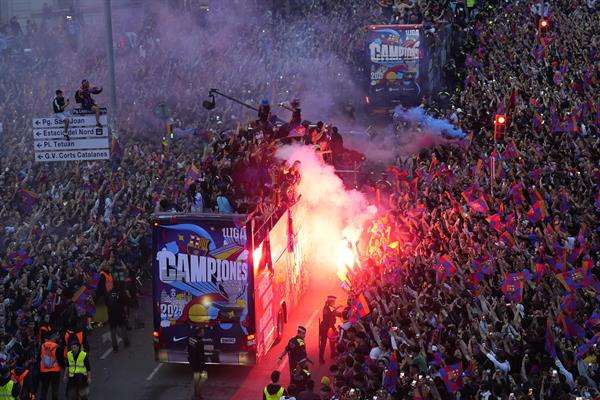 Los jugadores y jugadoras del FC Barcelona celebran la conquista de LaLiga Santander por parte del equipo masculino y de la Finetwork Liga F del primer equipo femenino con la tradicional rúa por las calles de la capital catalana.EFE/ Alejandro García.