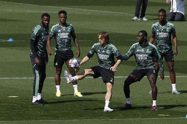 Los jugadores del Real Madrid, Luka Modric (c) , Rudiger (i)Vinicius Jr (2i), Mendy (2d) y Camavinga (d) durante el entrenamiento en la Ciudad Deportiva de Valdebebas, en una foto de archivo. EFE/ J.J.Guillen