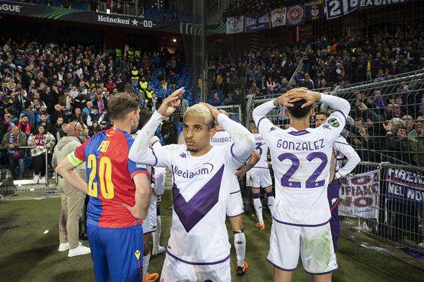 El encuentro de vuelta de las semifinales de la Liga Conferencia entre el Basilea suizo y el Fiorentina italiano se vio interrumpido