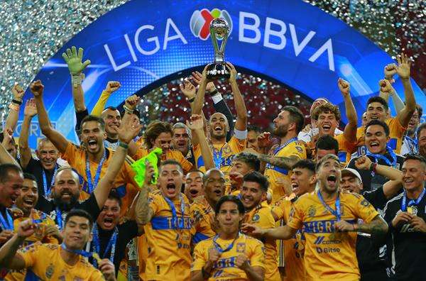 Jugadores de Tigres celebran hoy el campeonato del Clausura 2023 de la Liga MX tras vencer en la final al Guadalajara, en el Estadio Akron en Guadalajara, Jalisco (México). EFE/ Francisco Guasco