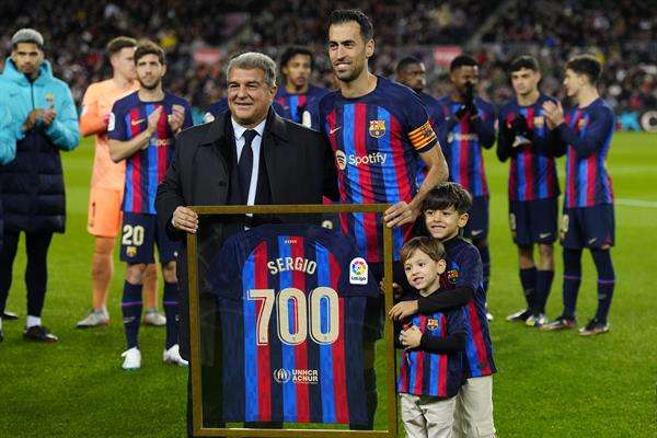 El capitán del Barcelona Sergio Busquets posa con la camiseta conmemorativa de sus 700 partidos en una foto de archivo. EFE/ENRIC FONTCUBERTA