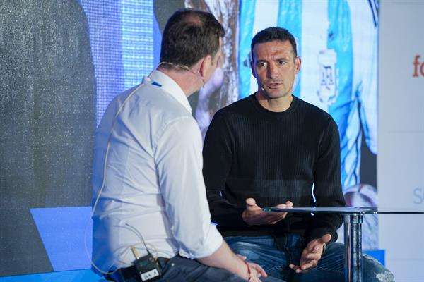 El seleccionador de fútbol de Argentina, Lionel Scaloni, junto al CEO de Voiash España, Christian Kremers, durante su intervención en la conferencia CON-X 23, organizada en Palma (Mallorca) por TravelgateX para tratar sobre las tendencias en tecnología y turismo de los próximos años. EFE/ Cati Cladera