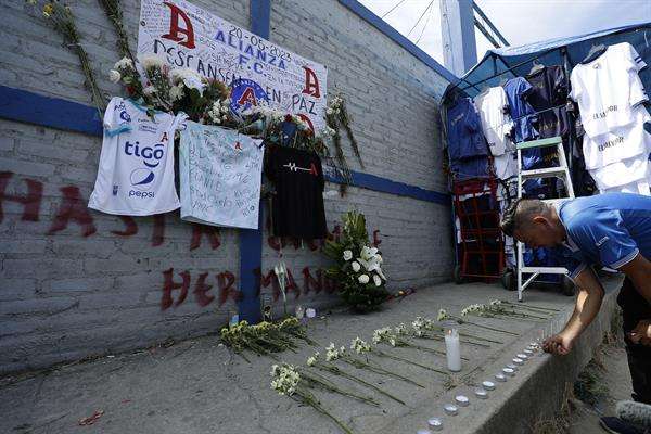 Fotografía de un homenaje a los aficionados fallecidos tras una estampida humana durante un partido entre Alianza y el Fútbolistas Asociados Santanecos (FAS) el 20 de mayo de 2023, hoy, en las afueras del Estadio Cuscatlán, en San Salvador (El Salvador). EFE/ Rodrigo Sura