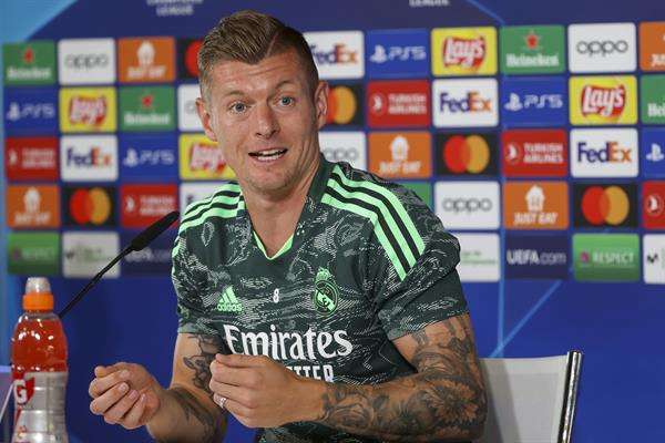 El centrocampista alemán del Real Madrid, Toni Kroos durante la rueda de prensa ofrecida este lunes en la Ciudad Deportiva de Valdebebas. El Real Madrid se enfrentará mañana al Manchester City en el partido de semifinales de la Liga de Campeones. EFE/ Kiko Huesca
