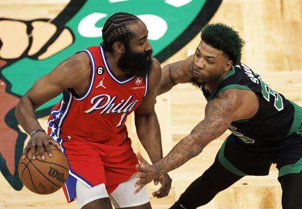 James Harden (i), escolta de los 76ers de Filadelfia, fue registrado este lunes, 1 de mayo, al intentar superar la marca de Marcus Smart (d), guarda de los Celtics de Boston, durante el primer partido de esta llave semifinal de la Conferencia Este de la NBA, en el coliseo TD Garden, en Boston (Massachusetts, EE.UU.). EFE/CJ Gunther