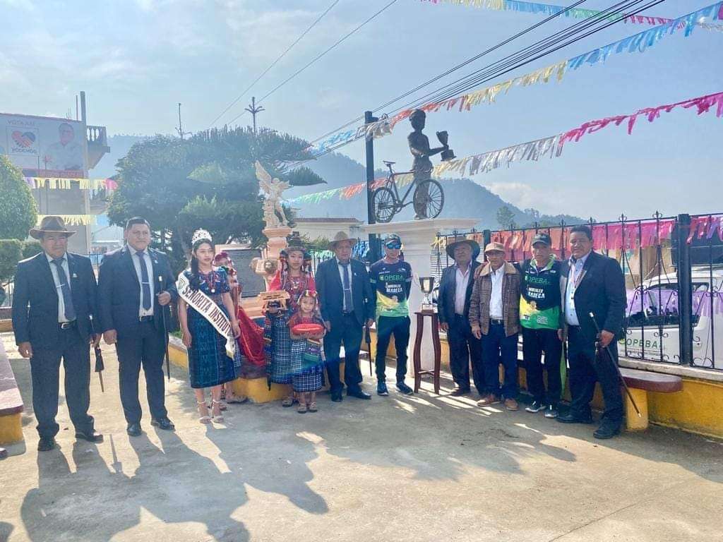 Estatua a Alfredo Ajpacajá