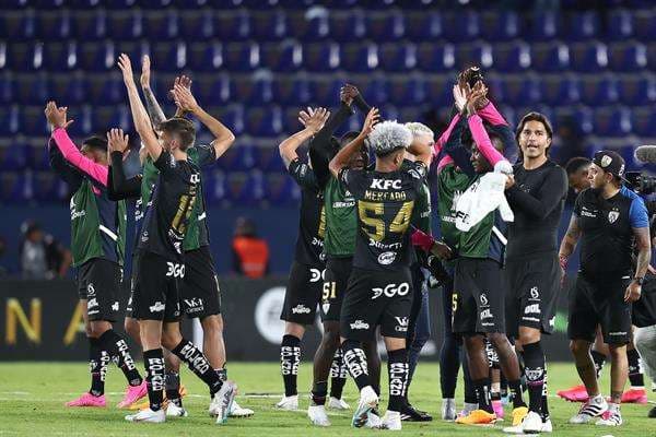 Jugadores de Independiente celebran hoy, al final de un partido de la fase de grupos de la Copa Libertadores entre Independiente del Valle y Corinthians en el estadio Complejo Independiente del Valle en Quito (Ecuador). EFE/ José Jácome