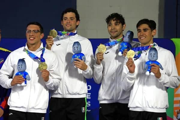 Diego Camacho, Miguel de Lara, Ascanio Fernández y Jorge Iga de México posan con la medalla de oro de 4x100 combinado masculino hoy, en la natación de los Juegos Centroamericanos y del Caribe en San Salvador (El Salvador). EFE/ José Jácome
