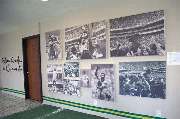 Fotografía cedida hoy, por la Conferencia Interamericana de Seguridad Social, durante la inauguración de una exposición en homenaje a Pelé, hoy, en la capital mexicana (México). EFE/ Conferencia Interamericana de Seguridad Social /SOLO USO EDITORIAL/SOLO DISPONIBLE PARA ILUSTRAR LA NOTITCIA QUE ACOMPAÑA (CRÉDITO OBLIGATORIO)