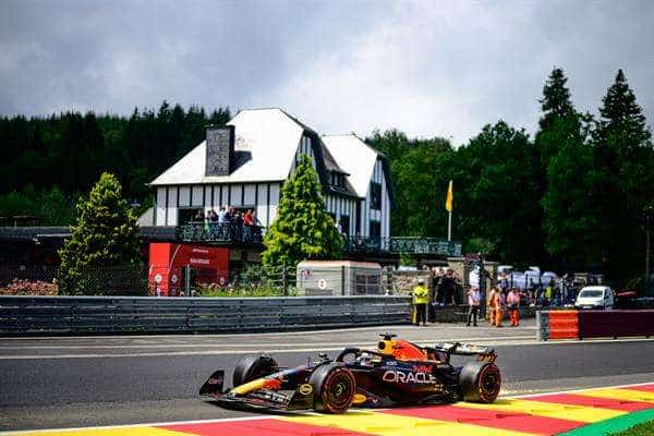Stavelot (Bélgica), 29/07/2023.- Max Verstappen (Red Bull Racing), líder destacado del campeonato, durante el 'sprint-shootout' del Gran Premio de Bélgica, el duodécimo del Mundial de F1, en el circuito de Spa-Francorchamps. EFE/EPA/CHRISTIAN BRUNA