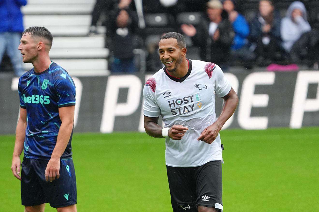 Nathaniel Mendez-Laing fue titular y marcó un gol con el Derby County