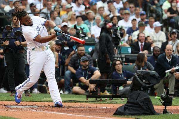 Vladimir Guerrero Jr., de los Azulejos de Toronto, batea un jonrón durante el T-Mobile Home Run Derby en el T-Mobile Park en Seattle. EFE/EPA/ANTHONY BOLANTE