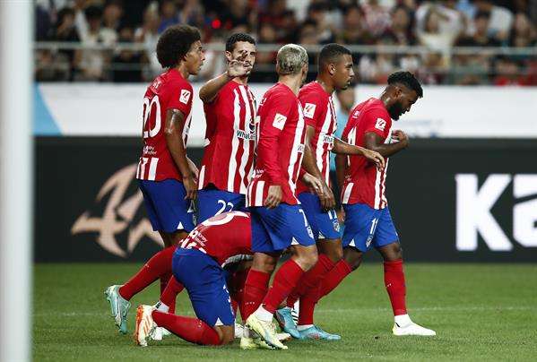 Thomas Lemar celebra el gol con sus compañeros del Atlético de Madrid EFE/EPA/JEON HEON-KYUN